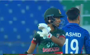দলের বিপদের সময়ে অবিশ্বাস্য হাফসেঞ্চুরি করে দলে জয়ের দিকে এগিয়ে নিচ্ছেন আফিফ