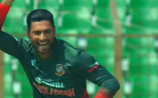 বোলিংয়ে এসেই উইকেট তুলে নিলেন মাহমুদউল্লাহ, দেখেনিন সর্বশেষ স্কোর