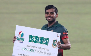 ম্যাচসেরা হয়ে আল্লাহকে স্মরণ করে ফেসবুকে যে স্ট্যাটাস দিলেন মিরাজ
