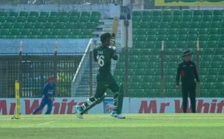 দুর্দান্ত ব্যাটিংয়ে ডাবল সেঞ্চুরি, দেখেনিন সর্বশেষ স্কোর