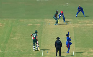 ব্যাটিং নেমেছে বাংলাদেশের ‘হ্যান্ডসাম বয়’