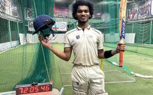অবিশ্বাস্য : টানা ‘৭২’ ঘণ্টা ব্যাটিং করে গিনেস বুকে মোহিত