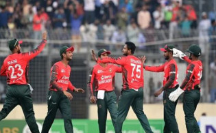 অবাক করলেন সাকিব : এক ম্যাচে করলেন দুই বিশ্বরেকর্ড