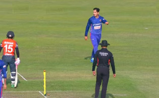মাঠে নেমেই পরপর বাউন্ডারি হাকাচ্ছেন মাহমুদুল্লাহ,সর্বশেষ স্কোর