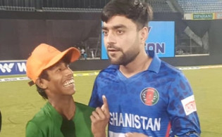 প্রতিবন্ধী বাংলাদেশি ভক্তের আবদার মেটালেন রশিদ খান