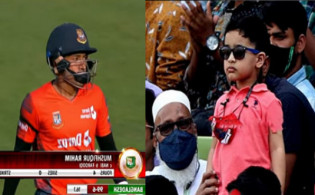 মুশফিক মাঠে আউট হওয়ায় গ্যালারীতে যে কান্ড করলো মুশফিকের ছেলে মায়ান
