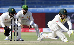 অপ্রতিরোধ্য অস্ট্রেলিয়া থামলো না ১৮০ ওভার ব্যাট করেও