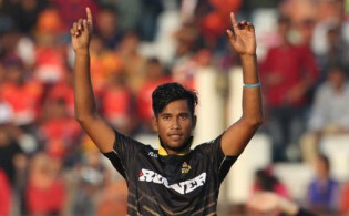 বোলিংয়ে চমক দেখালেন কাজী অনিক