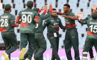তাসকিন-শরিফুলের বোলিং তোপে চাপের মুখে প্রোটিয়ারা