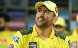 হলুদ জার্সিতে চেন্নাইয়ের হয়ে নেতৃত্ব দিতে আর দেখা যাবে না ধোনিকে