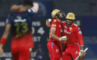কোহলিদের বিশাল রান তাড়া করতে নেমে চমক দেখালো পাঞ্জাব কিংস