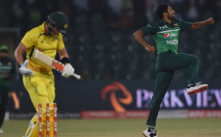 অস্ট্রেলিয়ার দেয়া বিশাল রানের টাগের্টে ব্যাট করছে পাকিস্থান