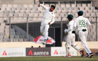 অবশেষে পর পর দুই উইকেট পেল বাংলাদেশ