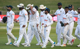 প্রথম ইনিংসে অল আউট দক্ষিণ আফ্রিকা