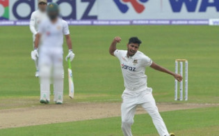 দিনের শুরুতেই জোড়া আঘাত খালেদের, দেখেনিন সর্বশেষ স্কোর