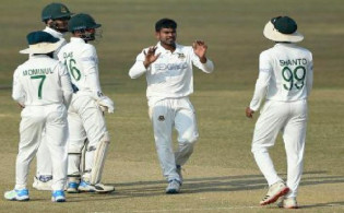 টাইগারদের বোলিং তোপে অল আউটের পথে দক্ষিণ আফ্রিকা