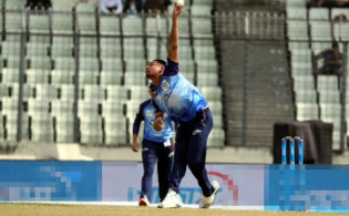 প্রথম ওভারেই উইকেট তুলে নিলো মুস্তাফিজ