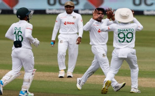 ৭ উইকেট হারিয়ে বিপাকে দ.আফ্রিকা