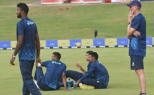 বাংলাদেশের ক্রিকেটারদের চরম অপমান করলো এলগার