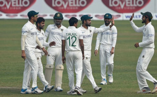ব্যাটিং বিপর্যয়য়ে প্রোটিয়ারা, আবারও খালেদের উইকেট আঘাত