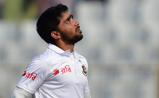মুমিনুলের সিদ্ধান্তহীনতায় বেঁচে গেল আরও এক উইকেট, দেখে নিন সর্বশেষ স্কোর