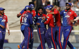 দিল্লির তাণ্ডবে কলকাতা কুপকাত, আলোচনায় ফিজের ‘প্রথম ওভার’