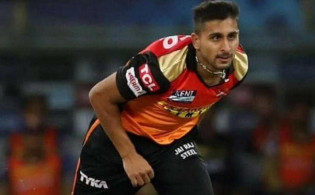 ডেথ ওভারে বোলিংয়ে এসে উইকেটের বন্যা বইয়ে দিলেন উমরান মালিক