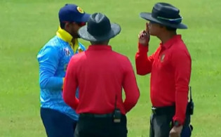 মোসাদ্দেক প্রতিবাদ করলে মোসাদ্দেককে আঙুল তুলে চুপ হওয়ার নির্দেশ দেন