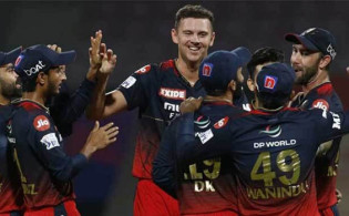 লখনৌকে নিচে নামিয়ে দুইয়ে উঠে গেলো ব্যাঙ্গালুরু