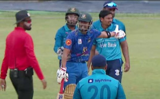 আম্পায়ারের বাজে সিদ্ধান্তের পর হেলমেটে লাথি মারলেন রকিবুল