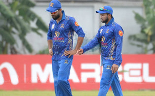 সাকিব-মাশরাফিদের দুর্দান্ত বোলিংয়ে অল্প রানের টার্গেট দিলো তামিমরা