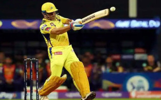 শেষ ওভারে চার ছক্কার থ্রিলারে চেন্নাইয়ের নায়ক ধোনি