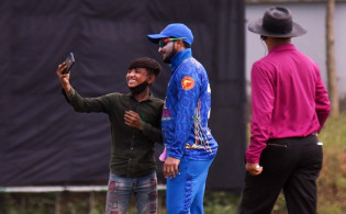 সাকিবের সঙ্গে সেলফি, অতঃপর দেয়াল টপকে যে কান্ড করলো ভক্ত