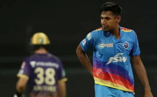 মুস্তাফিজ ঝড়ে কলকাতাকে উড়িয়ে দিলো দিল্লী