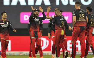 আইপিএলে একটি দলের প্লে অফ নিশ্চিত, চাপে পড়ল আরসিবি
