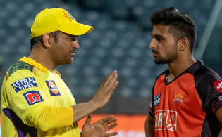 এই আইপিএলে ধোনিকে সবচেয়ে দ্রুতগতির বল উমরানের
