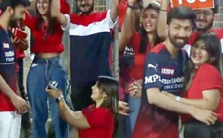 ব্যাঙ্গালুরু-চেন্নাই ম্যাচে নজর কাড়লো গ্যালারির সুন্দর এক মুহূর্ত