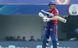 সেঞ্চুরির সুযোগ থাকলেও শেষ ওভারে স্ট্রাইক চাননি ওয়ার্নার