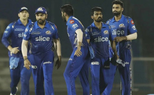 রুদ্ধশ্বাস ম্যাচে টেবিল টপার গুজরাটকে হারালো তলানির মুম্বাই