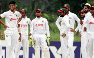 টাইগার বোলারদের দুর্দান্ত বোলিংয়ের পরও খেলা বন্ধ হলো
