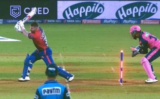 বল উইকেটে লাগল, তবু আউট হলেন না ওয়ার্নার, সোশ্যাল মিডিয়ায় ঝড়
