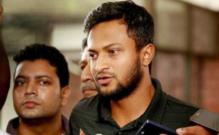 ব্রেকিং নিউজ: চট্টগ্রাম পৌঁছেছেন সাকিব