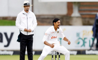 দিনের প্রথম আঘাত তাইজুলের