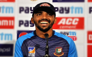 আমাকে সব সময় হাসতে হয়: মুমিনুল