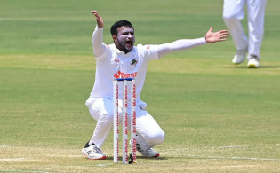 তাইজুলের পর সাকিবের আঘাত, দেখেনিন সর্বশেষ স্কোর