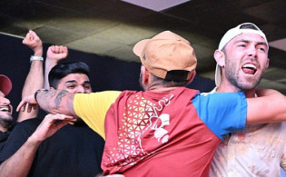জয় পেলো মুম্বাই মাঝরাতে নাচলো কোহলিরা