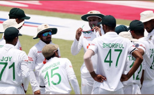 আউট,আউট,উইকেটের দেখা পেলেন টাইগাররা