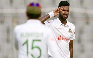 দিনের দ্বিতীয় বলেই এবাদতের আঘাত, দেখেনিন সর্বশেষ স্কোর