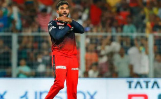 স্পিনার হিসেবে এক আসরে সর্বোচ্চ উইকেট নিয়ে বিশ্ব রেকর্ড গড়লেন হাসারাঙ্গা