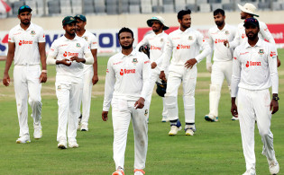 আগেই শুরু হয়েছে চতুর্থ দিনে খেলা
